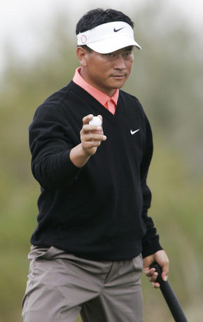 <b>‘카리스마 최’</b>  최경주(38·나이키골프)가 21일(한국시각) 월드골프챔피언십(WGC) 악센추어 매치플레이 1회전 11번홀에서 버디 퍼팅을 성공시킨 뒤 공을 꺼내 승리를 확인하고 있다. 애리조나/AP연합