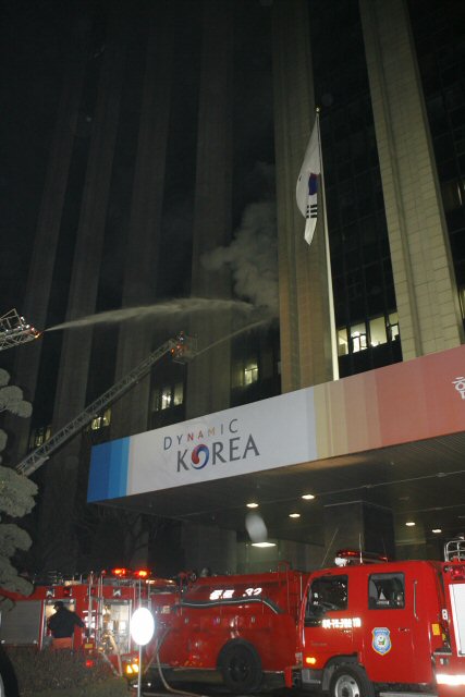 21일0시32분께 서울 광화문 정부종합청사(5,6층 화재로 추정)에 화재가 발생, 긴급 출동한 소방당국이 진화작업을 벌이고 있다. 연합뉴스