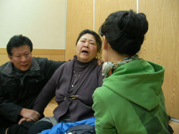 이세인(22) 상병의 어머니 김경자(51)씨는 빈소에서 내내 눈물을 흘렸다. 김씨는 "꿈이냐, 생시냐. 이게 삼일밤의 꿈이었으면" 하고 말하며 울부짖었다.