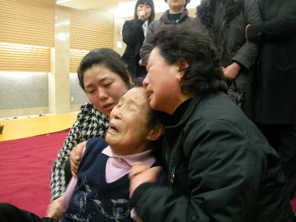 김범진(22) 상병의 할머니 문은하(88)씨가 손주의 사진 앞에 국화를 놓던 중 바닥에 주저앉아 울고 있다.