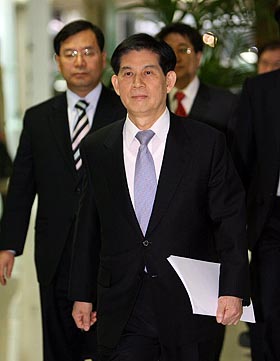 이명박 당선인의 여러 의혹을 수사해 온 정호영 특별검사팀이 21일 오전 최종 수사 결과를 발표하기 위해 발표장으로 들어서고 있다. 연합뉴스