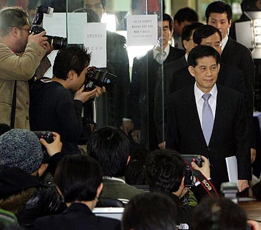 이명박 당선인의 여러 의혹을 수사해 온 정호영 특별검사팀이 21일 오전 최종 수사 결과를 발표하기 위해 발표장으로 들어서고 있다. 연합뉴스