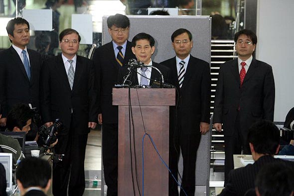 이명박 당선인의 여러 의혹을 수사해온 정호영 특별검사팀이 21일 오전 최종 수사 결과를 발표하고있다. 연합뉴스