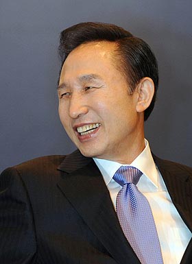 이명박 대통령 당선인이 21일 오전 서울 신라호텔에서 열린 조선일보 주최 제2회 아시안리더쉽 컨퍼런스에 참석해 밝은 표정으로 웃고 있다. 사진공동취재단