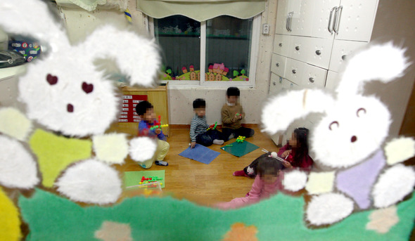 지난 13일 오후 서울 영등포구에 있는 한 24시 어린이집에서 아이들이 학습용 놀이기구를 가지고 놀고 있다. 김명진 기자 <A href="mailto:littleprince@hani.co.kr">littleprince@hani.co.kr</A>