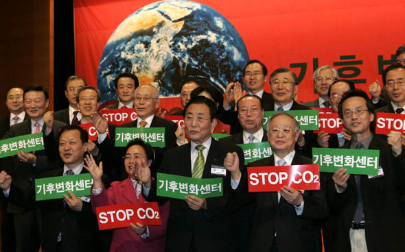 기후변화센터 창립총회가 열린 22일 오후 서울 남대문로 대한상공회의소 국제회의장에서 이사장으로 추대된 고건 전 총리(앞줄 가운데)와 공동대표로 선임된 최열 환경재단 대표, 김재옥 소비자시민모임회장, 손경식 대한상의회장, 최재천 이화여대 교수(앞줄 왼쪽부터)와 재단 이사진들이 홍보물을 들고 ‘스톱 CO2’를 외치고 있다. 김진수 기자 <A href="mailto:jsk@hani.co.kr">jsk@hani.co.kr</A>