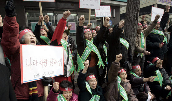 충남 태안군 기름유출 사고로 피해를 입은 보령·대천·서산 주민들이 22일 오후 서울 태평로 삼성본관 맞은편에서 집회를 열고 사고 원인 재수사와 삼성중공업의 피해보상을 요구하고 있다. 김진수 기자 <A href="mailto:jsk@hani.co.kr">jsk@hani.co.kr</A>