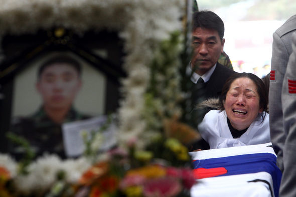 육군 헬기 추락 사고로 순직한 장병들의 합동영결식이 열린 22일 오전 경기 성남시 갈현동 성남영생관리사업소 화장장에서 고 김범진 병장의 어머니가 운구행렬을 뒤따르며 오열하고 있다. 이날은 고 김범진 병장의 23번째 생일이었다. 성남/김명진 기자 <A href="mailto:littleprince@hani.co.kr">littleprince@hani.co.kr</A>