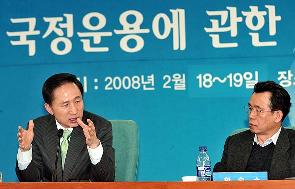 이명박 대통령 당선인이 지난 19일 경기 과천 중앙공무원교육연수원에서 ‘이명박 정부 국정운용에 관한 합동워크숍’이라고 적힌 펼침막 아래서 마무리 발언을 하고 있다. 오른쪽은 한승수 총리 후보자. 사진공동취재단