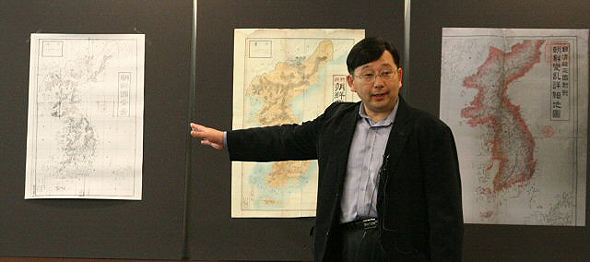 호사카 유지 세종대 교양학부 교수는 1894년 독도를 한반도와 같은 색깔로 칠한 `신찬 조선국전도‘와 `일청한 삼국대조 조선변란상세지도‘를 22일 공개했다. 연합뉴스