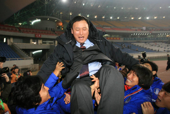 남자축구대표팀 선수들이 5년 만에 동아시아선수권에서 우승한 뒤 허정무 감독을 헹가래치고 있다. 충칭/연합뉴스