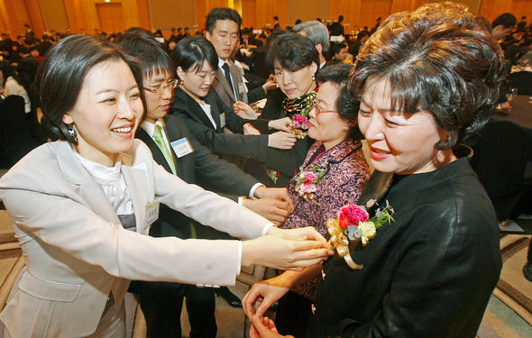 대한항공의 2008년도 신입사원 입사교육 수료식이 25일 영종도 인천하얏트 호텔에서 열렸다. 신입사원들이 부모님들께 카네이션을 달아드리며 감사의 마음을 전하고 있다. 영종도/연합뉴스