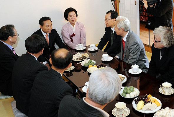 이명박 대통령 당선인이 23일 서울 종로구 가회동 자택에서 주민들을 초청 다과회를 갖고 있다. 대통령직인수위 제공
