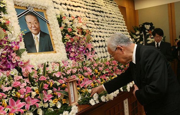 25일 타계한 고 김병관 전 동아일보 회장 빈소가 마련된 고려대 안암병원을 찾은 현승종 고려중앙학원 이사장이 조문하고 있다. 동아일보 제공