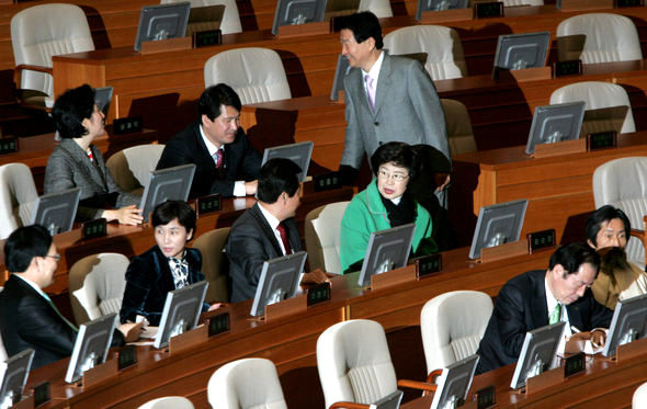 안상수 한나라당 원내대표(서있는 이)가 26일 오후 국회 본회의장에서 민주노동당 등 야당 의석으로 찾아가 한승수 총리후보자 임명동의안 처리에 협조해 줄 것을 부탁하고 있다. 김종수 기자 ongsoo@hani.co.kr