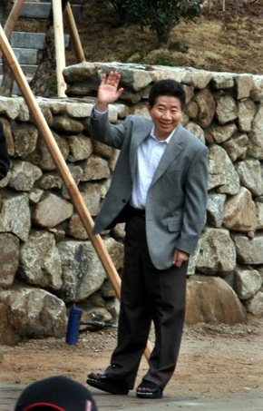 노무현 전 대통령이 26일 오후 고향인 경남 김해시 진영읍 본산리 봉하마을 사저 밖으로 슬리퍼를 신은채 잠깐 나와 관광객들에게 ”안녕하세요”라는 간단한 인사말과 함께 손을 흔들고 있다. (김해=연합뉴스)