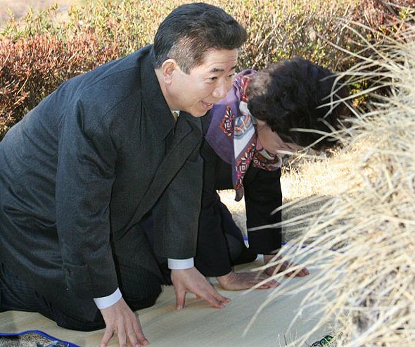 대통령직 수행하고 돌아왔습니다=귀향한 노무현 전 대통령 내외가 27일 오전 경남 김해시 진영읍 본산리 봉하마을 인근 선영에서 나란히 절하고 있다. 김해/연합뉴스 대통령직 수행하고 돌아왔습니다=귀향한 노무현 전 대통령 내외가 27일 오전 경남 김해시 진영읍 본산리 봉하마을 인근 선영에서 나란히 절하고 있다. 김해/연합뉴스
