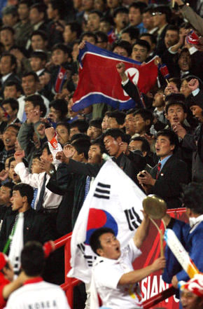 평양에서 이런 장면을 볼 수 있는 날은 언제쯤일까? 2006년 12월10일 새벽(한국시각) 카타르 도하 알 라얀 경기장에서 열린 도하아시아경기대회 남자축구 남북한의 8강전에서 양쪽 응원단이 〈우리의 소원은 통일〉 노래를 함께 부르고 있다. 도하/연합뉴스