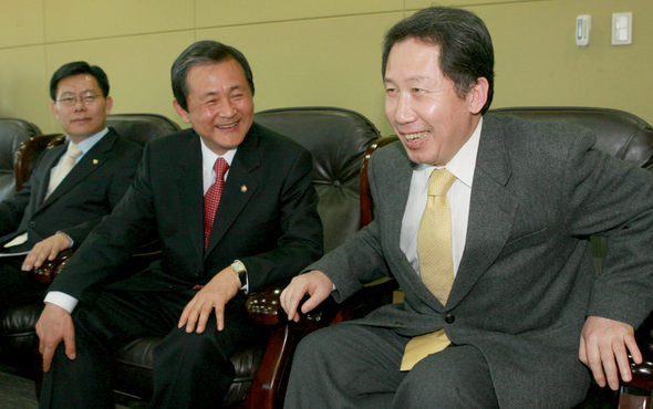 김근태 통합민주당 의원이 27일 서울 당산동 당사에서 공천면접을 기다리며 김덕규 전 국회부의장 등과 이야기하고 있다. 연합뉴스