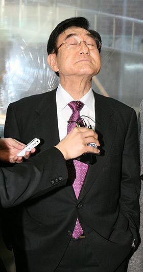 현명관 전 삼성물산 회장이 27일 오후 삼성 비자금 의혹을 수사중인 한남동 특검사무실에 소환돼 기자들이 하는 질문을 피하고 있다. 연합뉴스