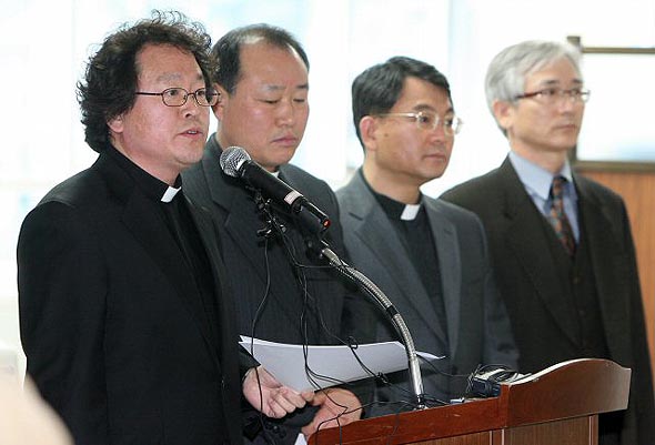 천주교 정의구현사제단 김인국 신부(맨 왼쪽)가 27일 한남동 삼성 비자금 의혹을 수사중인 조준웅 특검 기자실에서 기자회견을 열어 삼성특검의 참고인 조사 거부 방침을 밝히고 있다. 연합뉴스