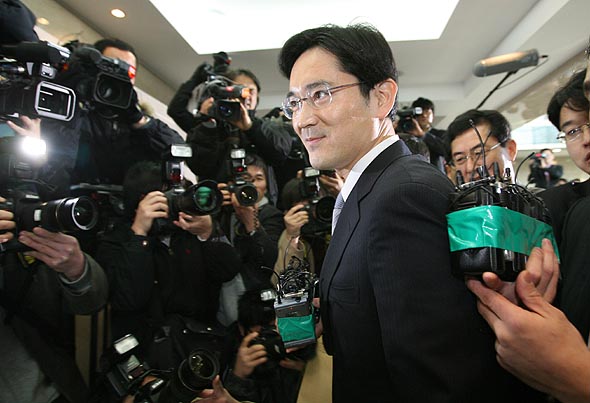 참여연대 등 시민단체와 김용철 변호사 등으로부터 이건희 삼성 회장과 함께 `삼성 의혹‘의 핵심 인물로 꼽혀온 이재용 삼성전자 전무가 피고발인 신분으로 소환돼 28일 오전 서울 한남동 삼성특검 사무실로 출두하고 있다. 강창광 기자 chang@hani.co.kr