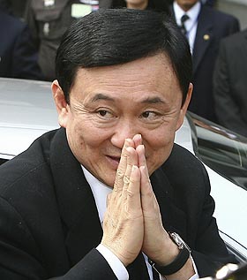 태국 군부 쿠데타로 모든 권좌에서 축출됐던 탁신 치나왓(58) 전 총리가 28일 방콕 대법원에 도착해 인사하고 있다. AP 연합