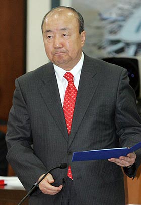 정종환 국토해양부 장관 후보자가 28일 국회 건설교통위원회에서 열린 인사청문회에서 선서에 앞서 굳은 표정을 짓고 있다. 연합뉴스