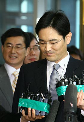 이건희 삼성 회장의 아들 이재용씨가 28일 오전 서울 용산구 조준웅 특검사무실로 조사를 받기 위해 들어서고 있다. 연합뉴스 이건희 삼성 회장의 아들 이재용씨가 28일 오전 서울 용산구 조준웅 특검사무실로 조사를 받기 위해 들어서고 있다. 연합뉴스