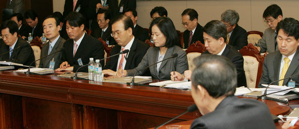 새 정부 들어 처음으로 29일 오전 청와대 여민관에서 열린 ‘확대비서관회의’에 참석한 분야별 비서관들이 이명박 대통령의 이야기를 듣고 있다. 청와대사진기자단