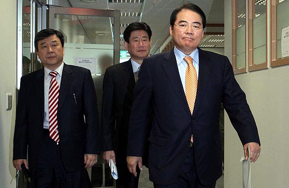 충남 태안앞바다 기름유출 사고를 일으킨 삼성중공업이 피해주민을 위한 대책을 발표할 것으로 알려진 가운데 29일 오전 삼성중공업 김징완 사장(맨앞)이 서울 서초동 삼성중공업 본사 기자 간담회장에 들어서고 있다. 신소영 기자 viator@hani.co.kr
