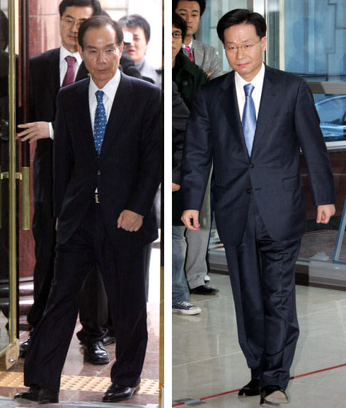 이학수(왼쪽) 삼성전자 부회장과 김인주 삼성전략기획실 사장이 29일 오후 이건희 삼성 회장 일가의 비자금 의혹 관련 조사를 받기 위해 서울 한남동의 삼성 특검 사무실로 들어서고 있다. 이종근 박종식 기자 <A href="mailto:root2@hani.co.kr">root2@hani.co.kr</A>