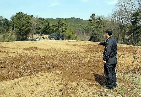 정종환 국토해양부 장관의 부인이 구입한 충남 서천의 밭에 대해 투기 논란이 일자 하루 새 트랙터 등을 동원해 정상적인 밭으로 일궈 놓은 것으로 확인됐다. 사진은 1일 오후 잡초만 무성했던 충남 서천군 문산면 문장리의 밭을 말끔히 정리한 모습. 연합