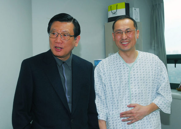 박삼구(왼쪽) 금호아시아나그룹 회장이 2일 경기 일산의 국립암센터를 찾아 간경화인 동료에게 자신의 간을 이식해준 아시아나항공 안전운항팀 유원동(오른쪽) 기장을 따뜻한 포옹으로 격려했다. 유 기장은 간경화로 2년여간 투병 중이던 동료 조종사인 정윤식 기장을 위해 지난 18일 10여 시간에 이르는 간 이식 수술을 받아 잔잔한 화제가 됐다. / 김영희 기자  <A href="mailto:dora@hani.co.kr">dora@hani.co.kr</A> 사진 아시아나항공 제공