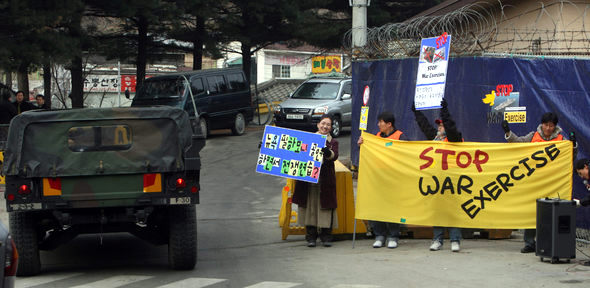 ‘평화와 통일을 여는 사람들’ 회원들이 2일 경기 성남시 상적동 청계산 들머리 주한미군 부대 앞에서 기자회견을 열어 한미연합 군사훈련인 ‘키 리졸브·독수리 훈련’을 즉각 중단하라고 촉구하고 있다. 이종근 기자 root2@hani.co.kr