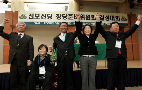 진보신당 창당준비위원회 대표단이 2일 오후 서울 효창동 백범기념관에서 열린 창준위 결성대회에서 공동대표로 뽑힌 뒤 대표단이 두 손을 들어 보이고 있다. 왼쪽부터 이덕우 변호사, 박김영희 전 장애여성공감 대표, 노회찬·심상정 의원, 김석준 부산대 교수. 김종수 기자 jongsoo@hani.co.kr