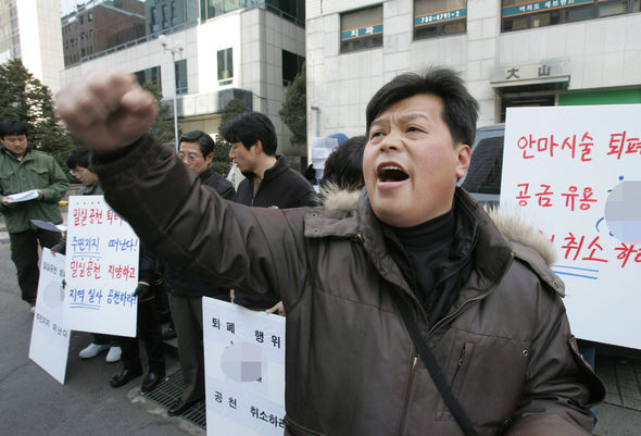 한나라당의 서울 한 지역구의 공천 결과에 반대하는 당원들이 1일 오전 서울 여의도 한나라당사 앞에서 “도덕성 시비가 일고 있는 인사의 공천을 철회하라”고 주장하고 있다. 장철규 기자 <A href="mailto:chang21@hani.co.kr">chang21@hani.co.kr</A>