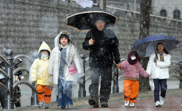 3월 첫번째 일요일인 2일 오전 서울시내 거리에서 할아버지와 함께 산책 나온 아이들이 서로 손을 꼭 잡고 걷고 있다. 연합
