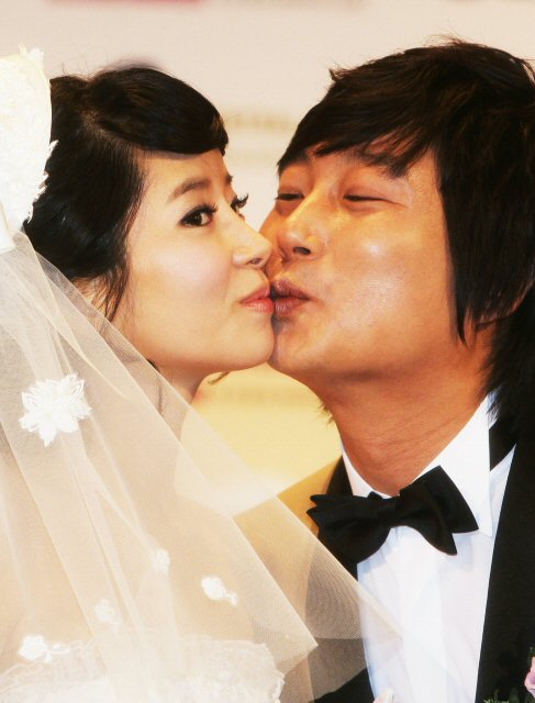 2일 오후 센트럴시티 밀레니엄홀에서 띠동갑 연하의 의류사업가 박지연씨와 웨딩마치를 울리는 개그맨 이수근이 결혼식 전 열린 기자회견에서 신부와 키스를 하고 있다. (서울=연합뉴스)