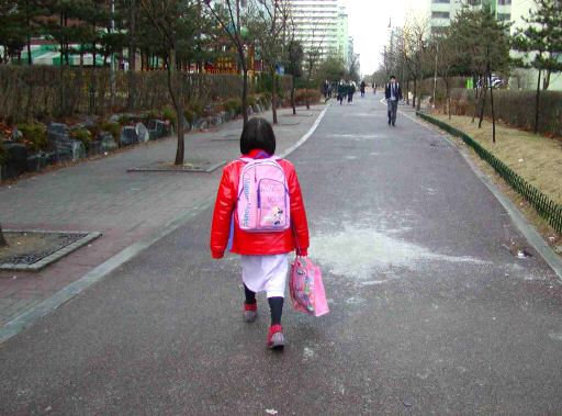 학기 초에 갑자기 아이의 짜증이 늘거나 학교 가기를 힘겨워한다면 ‘새학기 증후군’이 아닌지 유심히 살펴볼 필요가 있다. 〈한겨레〉 자료사진