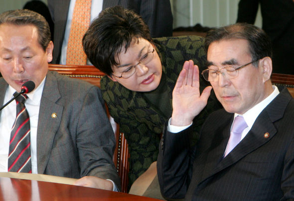 일부 언론에서 공천 탈락이 거론된 송영선 한나라당 의원(가운데)이 3일 오전 국회에서 열린 최고위원회의에서 이방호 사무총장에게 소명서를 전달하며 말을 건네자 이 총장이 손사래를 치고 있다. 강재훈 선임기자 <A href="mailto:khan@hani.co.kr">khan@hani.co.kr</A>