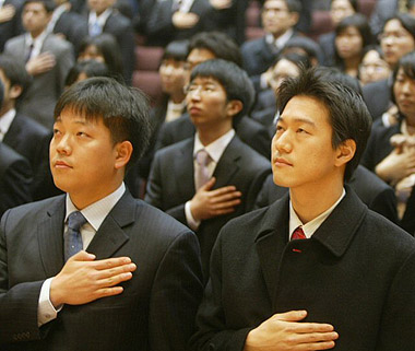 3일 오전 경기도 고양시 장항동 사법연수원에서 제29기 사법연수생 임명장 수여식이 열린 가운데 입소생들이 국기에 대한 경례를 하고 있다. 연합뉴스