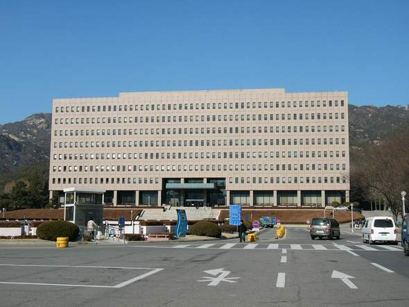 정면에서 본 정부과천청사의 본관 모습 ⓒ 한겨레 블로그 도시인