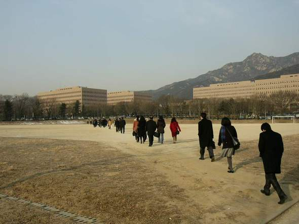 정부과천청사는 지하철역에서 내려서 운동장을 가로질러 한참을 걸어가야 닿을 수 있다. 운동장을 가로질러 출근하는 공무원들 ⓒ 한겨레 블로그 도시인