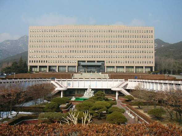 정부과천청사 안의 선큰가든(우묵한 공원)은 본관을 더 권위적으로 보이게 만들고, 보행자들에게는 불편을 끼친다 ⓒ 한겨레 블로그 도시인