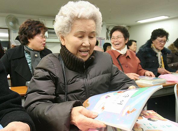 3일 오전 입학식을 가진 대흥동 양원초등학교에서 최고령 입학생인 최복순(83세) 할머니가 교과서를 받은 후 흐뭇한 표정을 짓고 있다. 연합뉴스