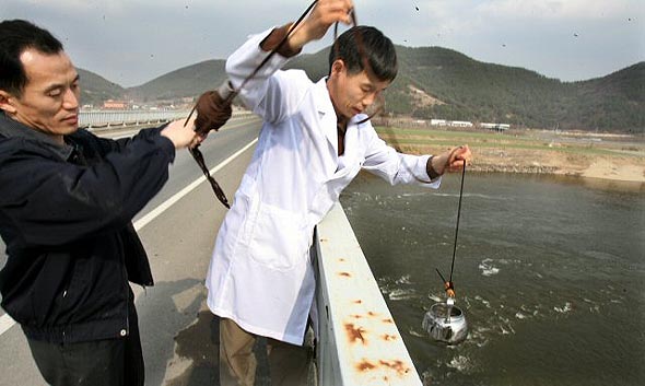 낙동강 페놀유출 사건과 관련해 3일 오후 경남 합천 적포교에서 칠서정수장 직원들이 매시간 수질검사를 위해 시료를 채취하고 있다. 합천/연합뉴스
