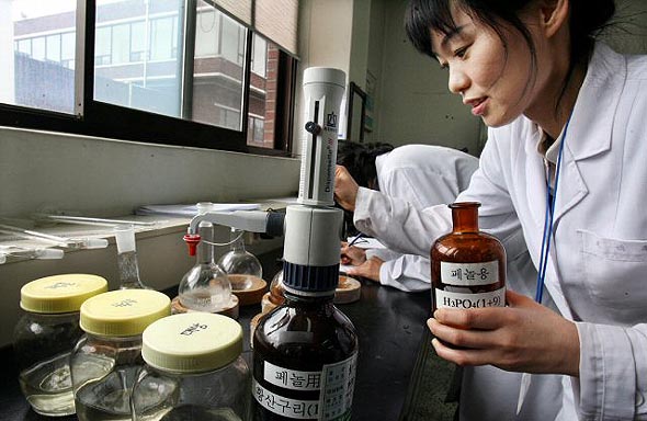 낙동강 페놀유출 사건과 관련해 3일 경남 마산,창원,함안 등 100만 주민들의 수돗물을 취.정수하는 마산 칠서정수장 내 실험실에서 연구사들이 적포교 등 3곳에서 떠온 원수 시료를 분석하느라 분주하다. 합천/연합뉴스