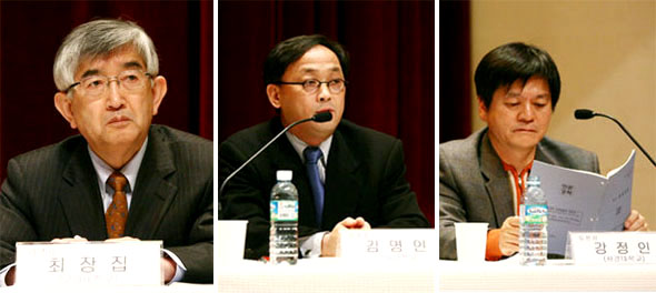 2월 23일 한국학술진흥재단 석학 강좌 토론회에 참여한 토론자들. 왼쪽부터 최장집 김명인 강정인. 한국학술진흥재단 제공 사진 /한겨레 블로그 기자