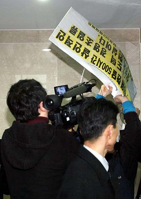 홍석현 중앙일보 회장이 특검에 출두한 4일 오후 서울 한남동 삼성특검에서 중앙일보 조인스 영상취재팀 이아무개 기자가 삼성에스디아이(SDI) 해고노동자 전순선씨를 건물 구석으로 몰아붙이고 있다. 중앙일보 기자의 카메라는 홍 회장 대신 전씨를 찍고 있다. 박종식 기자 anaki@hani.co.kr 홍석현 중앙일보 회장이 특검에 출두한 4일 오후 서울 한남동 삼성특검에서 중앙일보 조인스 영상취재팀 이아무개 기자가 삼성에스디아이(SDI) 해고노동자 전순선씨를 건물 구석으로 몰아붙이고 있다. 중앙일보 기자의 카메라는 홍 회장 대신 전씨를 찍고 있다. 박종식 기자 anaki@hani.co.kr